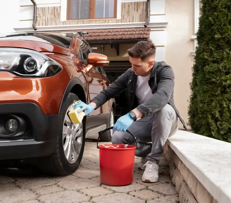 Lavage auto à domicile Charensat : professionnel intervenant sur un véhicule